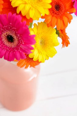 Masada güzel Gerbera çiçekleri olan vazo.