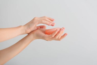 Açık renkli sabun bar ile eller