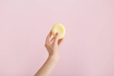 Hafif arka planda sabun çubuğu ile Kadın el