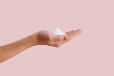 Arkaplanda sabun bulunan kadın el