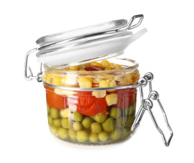 Beyaz zemin üzerine konserve sebzeli kavanoz