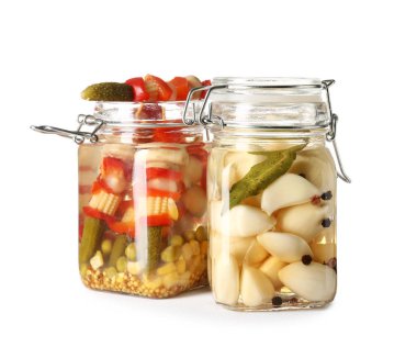 Beyaz arka planda konserve sebze ile Kavanozlar