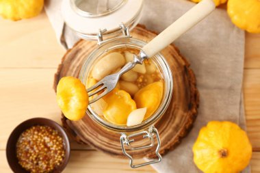Ahşap masa üzerinde konserve squashes ile Kavanoz