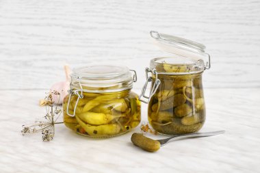 Hafif masada konserve sebze ile Kavanozlar