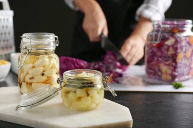 Kavanoz masada konserve sebzeler