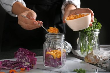Fermantasyon masada, closeup sebze hazırlama kadın
