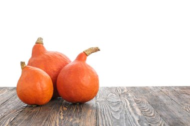 Beyaz arka plan karşı ahşap masada taze kabaklar