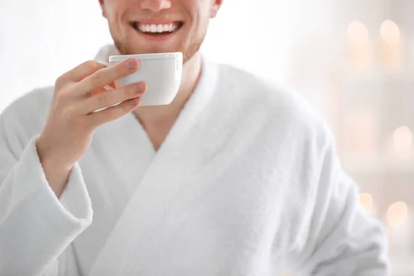 Junger Mann im Bademantel trinkt zu Hause Kaffee — Stockfoto
