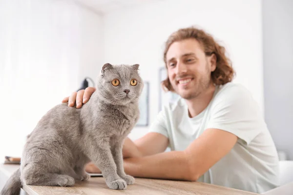Man with cute funny cat at home — Stock Photo, Image