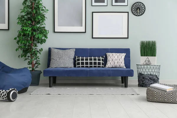 Modern oturma odası rahat kanepe ile iç — Stok fotoğraf
