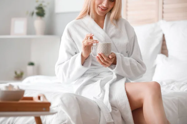 Matin de jeune femme buvant du café dans la chambre — Photo