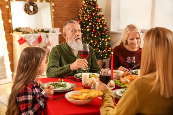 Famiglia felice avendo cena di Natale a casa — Foto Stock