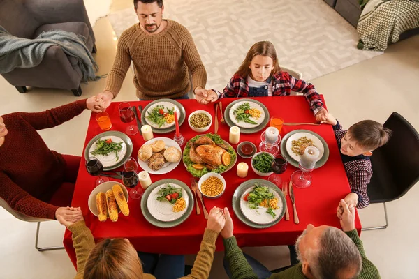 Família rezando antes de ter jantar de Natal em casa — Fotografia de Stock
