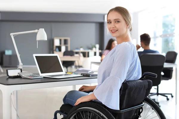 Niepełnosprawna młoda kobieta pracująca w biurze — Zdjęcie stockowe