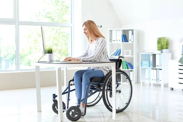 Femme handicapée travaillant au bureau — Photo
