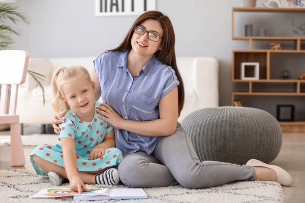 Mujer con su hijita pasando tiempo en casa — Foto de Stock