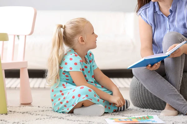 Vrouw lezen boek aan haar kleine dochter thuis — Stockfoto