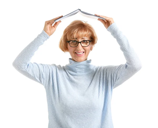 Portret van gelukkige vrouw van middelbare leeftijd met boek op witte achtergrond — Stockfoto