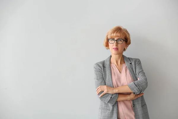 Retrato de una hermosa mujer de mediana edad sobre fondo claro — Foto de Stock