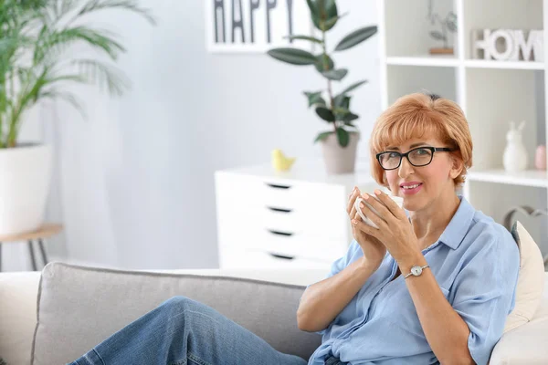 Красивая женщина средних лет пьет чай дома — стоковое фото