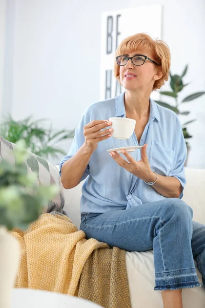 Красива жінка середнього віку п'є чай вдома — стокове фото