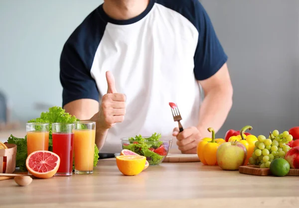 Knappe man met gezonde salade weergegeven duim-up in de keuken. Gewichtsverlies concept — Stockfoto