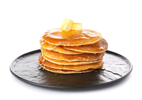 Assiette avec de savoureuses crêpes sur fond blanc — Photo