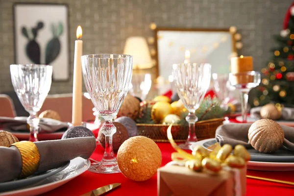 Cenário de mesa festiva para o jantar de Natal em casa — Fotografia de Stock