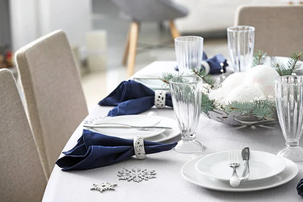 Świąteczne ustawienie stołu na świąteczną kolację w domu — Zdjęcie stockowe