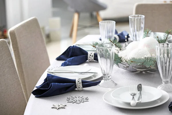 Cenário de mesa festiva para o jantar de Natal em casa — Fotografia de Stock