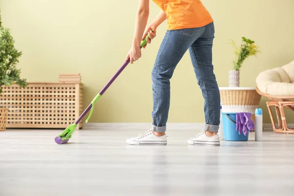 Donna pulizia pavimento in camera — Foto Stock
