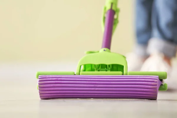 Limpieza del suelo con cepillo, primer plano —  Fotos de Stock