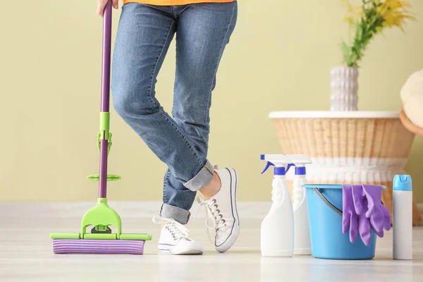 Женщина с чистящими средствами в номере — стоковое фото