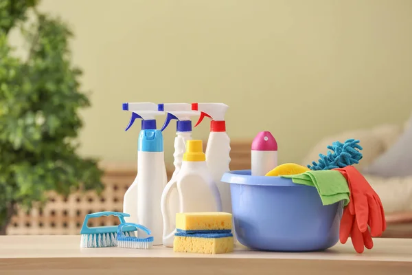 Juego de artículos de limpieza en la mesa en la habitación — Foto de Stock