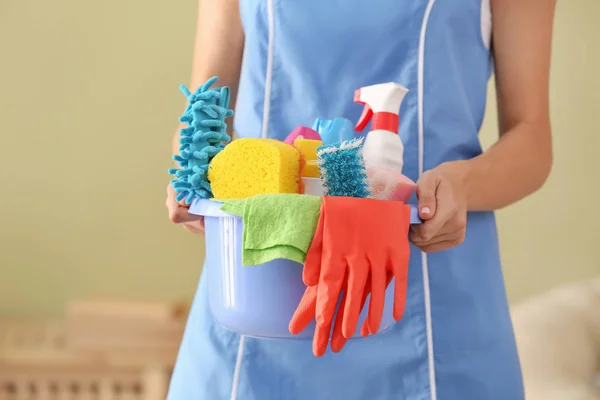Feminino zelador com limpeza suprimentos no quarto, close-up — Fotografia de Stock