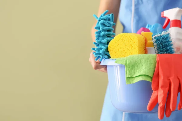 Renkli arka planda temizlik malzemeleri ile Kadın hademe, closeup — Stok fotoğraf
