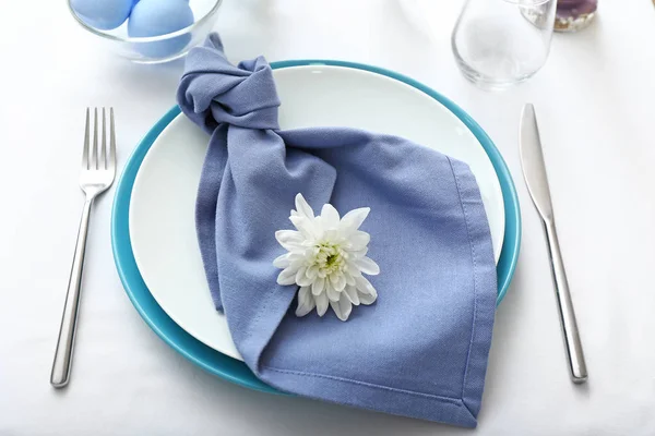 Ajuste de mesa para celebración de Pascua sobre fondo blanco — Foto de Stock