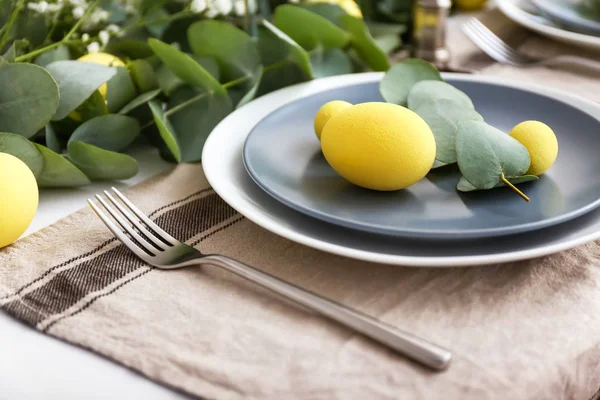Schöne Tischdekoration für das Osterfest — Stockfoto