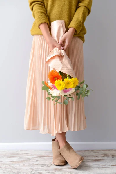 Femme avec bouquet de belles fleurs de gerbera à l'intérieur — Photo