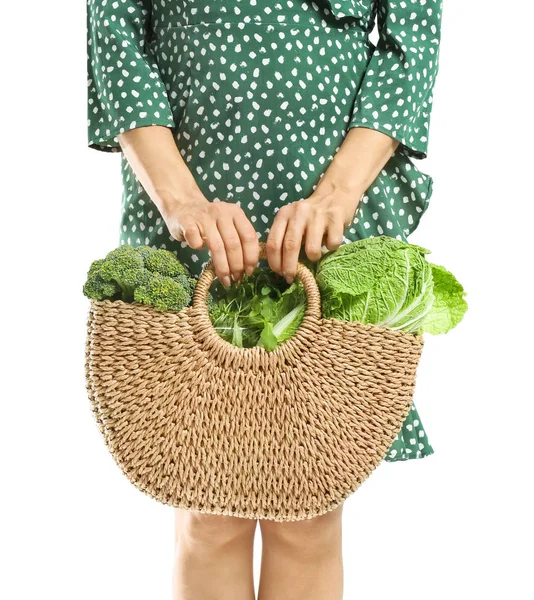 Mujer con verduras frescas en bolsa ecológica sobre fondo blanco, primer plano — Foto de Stock