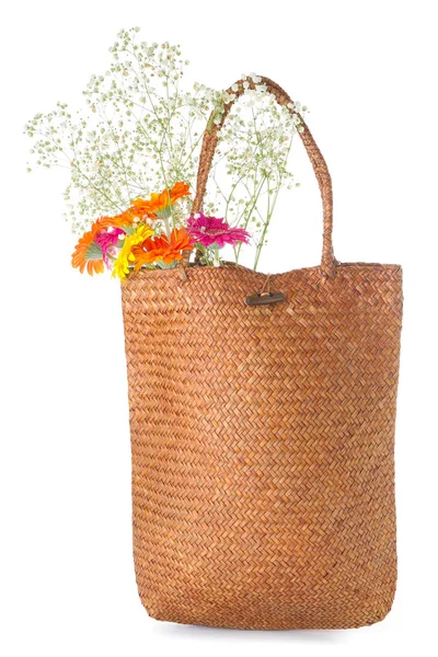 Snygg Eco Bag med färska blommor på vit bakgrund — Stockfoto