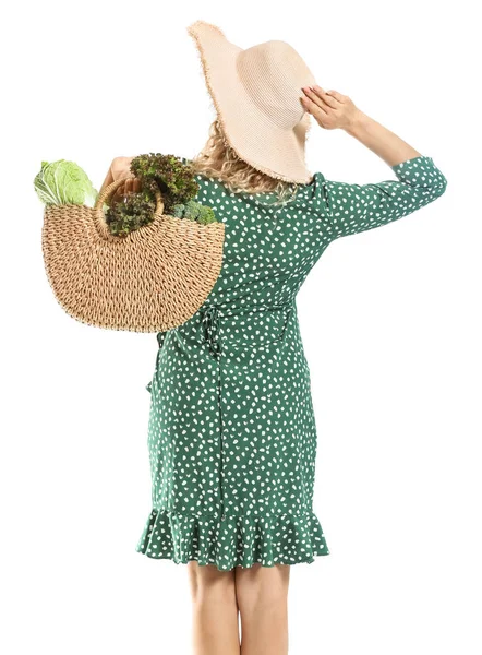 Mujer con verduras frescas en bolsa ecológica sobre fondo blanco, vista trasera — Foto de Stock