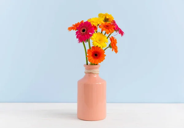 Vaas met mooie gerbera bloemen op tafel — Stockfoto