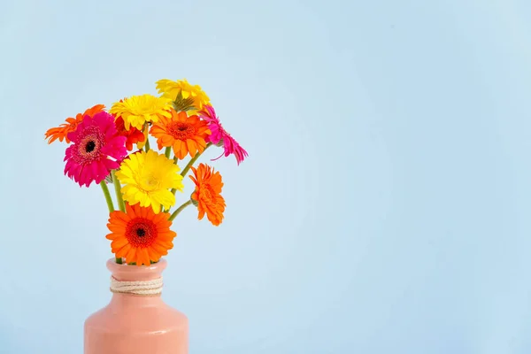 Vaas met mooie Gerbera bloemen op kleur achtergrond — Stockfoto