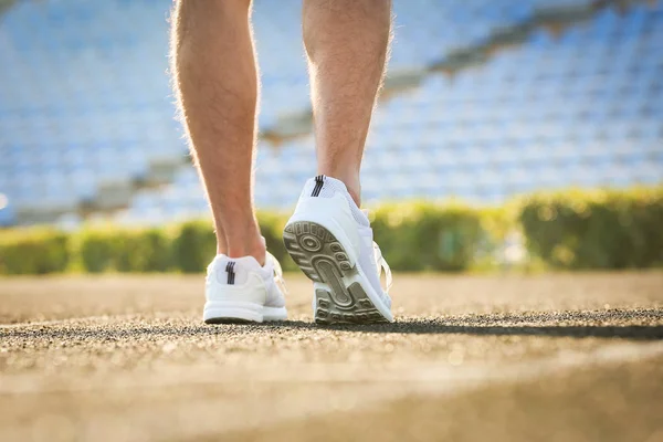 Hombre deportivo corriendo en el estadio, primer plano — Foto de Stock