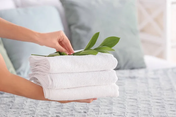 침대에 깨끗한 수건을 두는 여자 — 스톡 사진