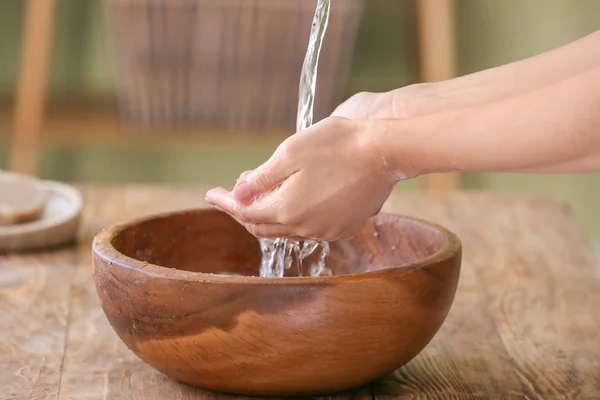 Vrouw wassen handen onder water in de badkamer — Stockfoto