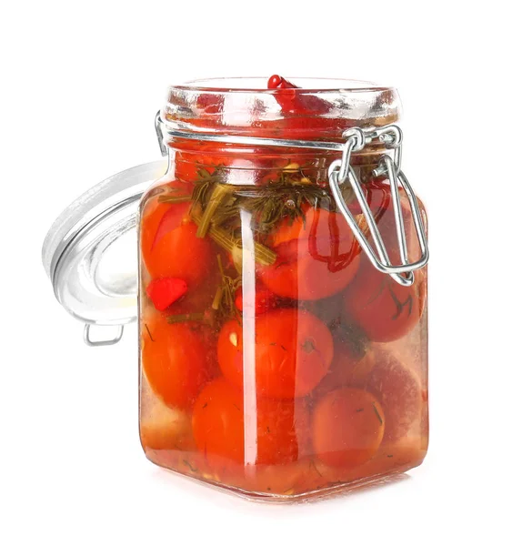Vasetto con pomodori in scatola e peperoncino su fondo bianco — Foto Stock
