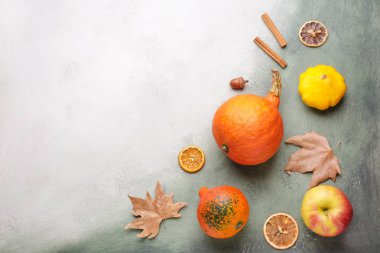 Hafif arka planda taze kabaklar ile Sonbahar kompozisyon