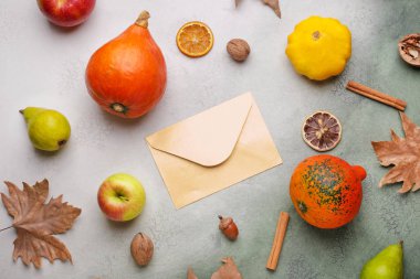 Hafif arka planda taze kabak ve zarf ile Sonbahar kompozisyon